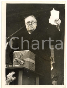1955 BIGGLESWADE Sir Winston CHURCHILL addressing the meeting *Photo 15x20 cm Fotografia d'epoca, con didascalia coeva al verso.  CONDIZIONI: G (ma lieve ondulazione) CONDIZIONI: 15x20 cm    originale e autentica 1