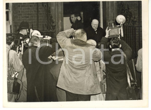 1953 LONDON Sir Winston CHURCHILL surrounded by cameramen *Photo 20x15 cm