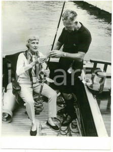 1957 BERMUDA Boat WALLY III - Clare BOOTHE LUCE fishing with Roy TAYLOR *Photo Fotografia d'epoca, con didascalia coeva al verso.  CONDIZIONI: FAIR (lieve ondulazione al margine superiore) FORMATO: 15x20 cm    originale e autentica 1