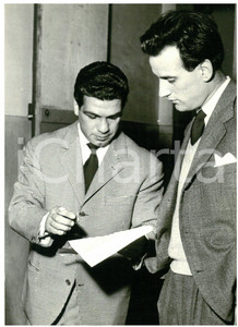 1957 TRIBUNALE DI GENOVA Il pugile Duilio LOI all'ingresso *Foto 13x18 cm Fotografia d'epoca, con didascalia coeva al verso.  CONDIZIONI: G FORMATO: 13x18 cm    originale e autentica 1