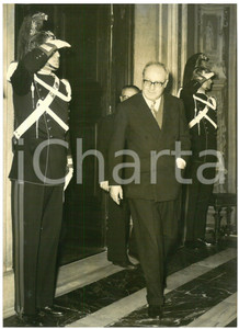 1957 ROMA Quirinale - Arrivo di Giuseppe SARAGAT - Foto 13x18 cm Fotografia d'epoca, con didascalia coeva al verso.  CONDIZIONI: G (ma piccole piegature sparse; lieve alone ) FORMATO: 13x18 cm    originale e autentica 1