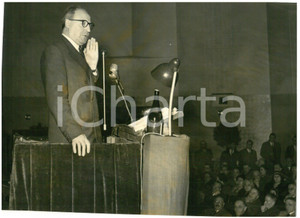 1955 ca TORINO Cinema LUX - Giuseppe SARAGAT inaugura la campagna elettorale Fotografia d'epoca, con didascalia coeva al verso.  CONDIZIONI: FAIR (alone diffuso; sovraimpressione al margine superiore; piccola piegatura) FORMATO: 18x13 cm    originale e autentica 1