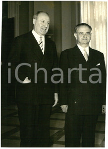 1957 ROMA Consultazioni Quirinale - Giuseppe SARAGAT durante crisi governo SEGNI Fotografia d'epoca, con didascalia coeva al verso.  CONDIZIONI: FAIR (ondulazione al centro; lieve alone diffuso) FORMATO: 13x18 cm    originale e autentica 1