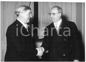1957 ROMA - Leader PSDI Giuseppe SARAGAT con Aneurin BEVAN *Foto 18x13 cm Fotografia d'epoca, con didascalia coeva al verso.  CONDIZIONI: G (ma lievi aloni; piccola piegatura al margine destro) FORMATO: 18x13 cm    originale e autentica 1