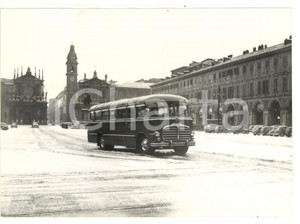 1954 TORINO Eccezionale nevicata - Autobus attraversa piazza San Carlo *Foto Fotografia d'epoca, con didascalia coeva al verso.  CONDIZIONI: G (ma lieve ondulazione al margine superiore; didascalia al verso danneggiata) FORMATO: 18x13 cm    originale e autentica 1