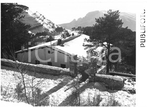 1954 MONTE FAITO Coltre di neve ricopre le abitazioni *Foto 18x13 cm Fotografia d'epoca, con didascalia coeva al verso.  CONDIZIONI: G (ma minima ondulazione al margine superiore) FORMATO: 18x13 cm    originale e autentica 1