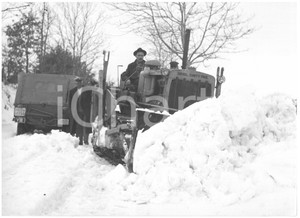 1956 AREA DI ROMA Polizia coordina lavori di spalatura dopo una nevicata *Foto Fotografia d'epoca, con didascalia coeva al verso.  CONDIZIONI: G (ma lieve sovraimpressione al margine superiore) FORMATO: 18x13 cm    originale e autentica 1