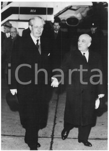 1963 ROMA Amintore FANFANI con il Primo Ministro inglese Harold MACMILLAN *Foto Fotografia d'epoca con didascalia coeva al verso.  CONDIZIONI: FAIR (bassa qualit&agrave; di stampa) FORMATO: 13x18 cm    originale e autentica 1