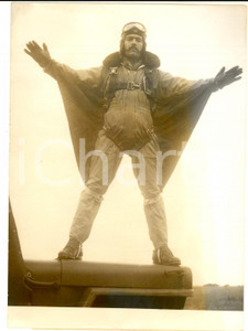1952 QUIMPER Parachutiste Guy MASSELIN nouvel homme-oiseau *Photo 13x18 Fotografia d'epoca, con didascalia coeva.  CONDIZIONI: FAIR (alone diffuso)FORMATO: 13x18 cm    originale e autentica 1