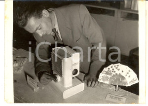 1954 PARIS Salon du Bricolage - SORBIER prÃ©sente appareil de chauffage - Photo Fotografia d'epoca, con didascalia coeva. CONDIZIONI: FAIR (lievi piegature e graffi superficiali)FORMATO: 18x13 cm     originale e autentica 1