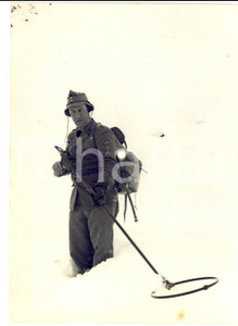 1956 DAVOS (SVIZZERA) Soccorritore in azione dopo una catastrofica valanga *Foto Fotografia d'epoca con didascalia coeva.  CONDIZIONI: FAIR (lieve sovraimpressione e macchia al margine inferiore) FORMATO: 13x18 cm    originale e autentica 1