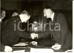 1959 ROMA Trattato Italia-Paesi Bassi - Giuseppe PELLA e Willem Van Bylandt Fotografia d'epoca con didascalia coeva al verso.  CONDIZIONI: G FORMATO: 18x13 cm    originale e autentica 1