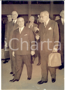 1958 PARIS Arrivo di Amintore FANFANI al vertice NATO *Foto DANNEGGIATA Fotografia d'epoca con didascalia coeva al verso.  CONDIZIONI: VERY POOR (alone diffuso e rigature verticali) FORMATO: 13x18 cm    originale e autentica 1