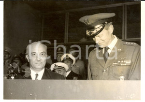 1958 PARIS SHAPE - Amintore FANFANI e il generale Lauris NORSTAD *Foto 18x13 cm Fotografia d'epoca con didascalia coeva al verso.  CONDIZIONI: fair (lievi piegature) FORMATO: 18x13 cm    originale e autentica 1