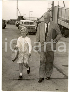 1958 LONDON Arabella CHURCHILL leaving for sir Winston CHURCHILL's party  Fotografia d'epoca, con didascalia coeva al verso.La fotografia mostra Arabella Churchill e il padre Randolph in partenza per la festa delle nozze d'oro di sir Winston Churchill.  CONDIZIONI: FAIR (lievi graffi superficiali e minima piegatura angolare) FORMATO: 15x20 cm    originale e autentica 1