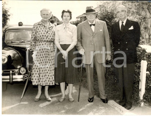 1957 BROAD CHALKE Sir Winston and Lady CHURCHILL visit Anthony EDEN - Photo Fotografia d'epoca, con didascalia coeva al verso.  CONDIZIONI: G FORMATO: 20x15 cm    originale e autentica 1