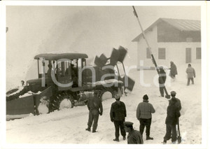 1957 PICCOLO SAN BERNARDO Spazzaneve dell'ANAS TORINO in azione *Foto 18x13 Fotografia d'epoca, con didascalia coeva al verso.  CONDIZIONI: G  FORMATO: 18x13 cm    originale e autentica 1