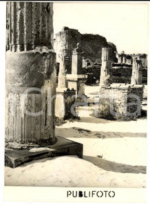 1956 POMPEI Area archeologica coperta da una nevicata eccezionale - Foto 13x18 Fotografia d'epoca con didascalia coeva.  CONDIZIONI: G (ma lieve piegatura marginale) FORMATO: 13x18 cm    originale e autentica 1