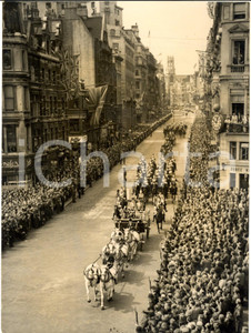 1954 LONDON Ludgate Circus - Queen Elizabeth driving to the Mansion House PHOTO Fotografia d'epoca con didascalia coeva al verso.  CONDIZIONI: FAIR (piegature marginali e lieve sovraimpressione) FORMATO: 15x20 cm     originale e autentica 1