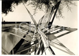 1957 MILANO TRIENNALE - Ultimo allestimento in vista dell'inaugurazione *Foto Fotografia d'epoca, con didascalia coeva al verso.  CONDIZIONI: G (ma lievi piegature) FORMATO: 18x13 cm    originale e autentica 1