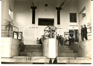 1957 MONTE MADDALENA (BS) La funivia nel giorno dell'inaugurazione *Foto ANIMATA Fotografia d'epoca, con didascalia coeva al verso.  CONDIZIONI: G (ma lieve piegatura al lato sinistro) FORMATO: 18x13 cm    originale e autentica 1