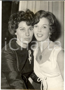 1958 PARIS Cocktail per "L'ile au bout du monde" - Dawn ADDAMS Magali NOEL *Foto Fotografia d'epoca con didascalia coeva. CONDIZIONI: GFORMATO: 13x18 cm    originale e autentica 1