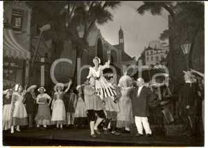 1953 PARIS OPERA-COMIQUE  Mise en scÃ¨ne de "Ciboulette" de Raynaldo HAHN *Photo Fotografia d'epoca con didascalia coeva.  CONDIZIONI: FAIR (lievi increspature) FORMATO:  18x13 cm     originale e autentica 1