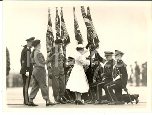 1954 RAF WROUGHTON Queen Elizabeth presents new colours to Welch fusiliers Fotografia d'epoca, con didascalia coeva al verso. CONDIZIONI: G FORMATO: 20x15 cm    originale e autentica 1