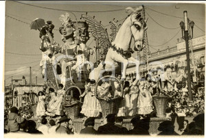 1963 NICE CARNAVAL - Le passage d'un char sur la Place MASSENA *Photo 18x13 cm Fotografia d'epoca, con didascalia coeva al verso. CONDIZIONI: G     originale e autentica 1