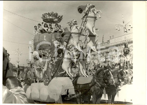 1960 NICE CARNAVAL du Centenaire - Passage du char des Reines - Photo 18x13 cm Fotografia d'epoca, con didascalia coeva al verso. CONDIZIONI: POOR (piegatura al margine inferiore)     originale e autentica 1