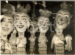 1957 NICE CARNAVAL - Place MASSENA - Le cortÃ¨ge des "TÃªtes" *Photo 18x13 Fotografia d'epoca, con didascalia coeva. CONDIZIONI: G (ma minima mancanza di pellicola al margine superiore)     originale e autentica 1