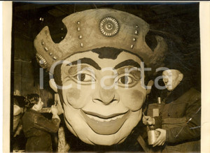 1956 NICE CARNAVAL - Peinture de la face de sire Pantagruel - Photo 18x13 cm Fotografia d'epoca, con didascalia coeva. CONDIZIONI: POOR (piegatura al lato destro e piccolo taglio)    originale e autentica 1