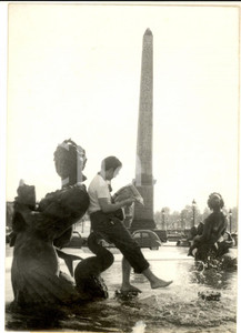 Luglio 1957 PARIS Place de la Concorde - Turista cerca refrigerio nella fontana Fotografia d'epoca, con didascalia coeva. CONDIZIONI: G FORMATO: 13x18 cm    originale e autentica 1