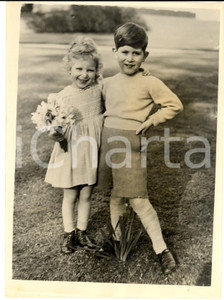 1954 WINDSOR Gardens of Royal Lodge - Prince Charles and Princess Anne *Photo Fotografia d'epoca con didascalia coeva al verso.  CONDIZIONI: FAIR (lieve piegatura all'angolo inferiore sinistro e sovraimpressione)FORMATO: 15x20 cm     originale e autentica 1