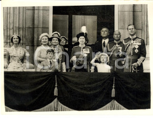 1954 LONDON Buckingham Palace - Royal Family watching fly-past of R.A.F. *Photo Fotografia d'epoca con didascalia coeva al verso. CONDIZIONI: G (ma piegature al margine inferiore)FORMATO: 20x15 cm     originale e autentica 1