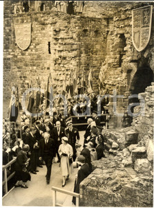1953 CAERNARFON Queen Elizabeth enters in the Welsh fortress *Photo 15x20 cm Fotografia d'epoca con didascalia coeva al verso.  CONDIZIONI: G (ma lieve piegatura angolare)FORMATO: 15x20 cm     originale e autentica 1