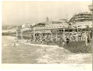 1955 ca GENOVA Cimento invernale - Giovani bagnanti si gettano in mare - Foto Fotografia d'epoca con didascalia coeva al verso.  CONDIZIONI: G (ma lieve sovraimpressione al margine inferiore) FORMATO: 24x18 cm    originale e autentica 1