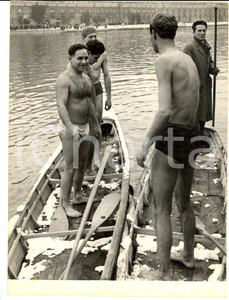 Gennaio 1954 TORINO Tuffo nel Po a -7Â° - Bagnanti sulle canoe - Foto 18x24 cm Fotografia d'epoca con didascalia coeva al verso.  CONDIZIONI: G (ma minima piegatura al margine superiore) FORMATO: 18x24 cm    originale e autentica 1