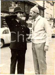 1957 CINEMA "The naked truth" TERRY-THOMAS and Peter SELLERS *Photo 15x20 cm Fotografia d'epoca con didascalia coeva al verso. CONDIZIONI: G (ma ingiallimenti al margine inferiore)FORMATO: 15x20 cm     originale e autentica 1