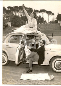 1955 ROMA II Rally del Cinema - Luciana ANGIOLILLO e Nino CONTI - Foto 13x18 cm Fotografia d'epoca con didascalia coeva.  CONDIZIONI: G (ma minime piegature)    originale e autentica 1
