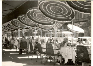 1956 ROMA Via VENETO - Ombrelloni nei bar in estate - Foto ARTISTICA 18x13 Fotografia d'epoca con didascalia coeva al verso.  CONDIZIONI: G  FORMATO: 18x13 cm    originale e autentica 1