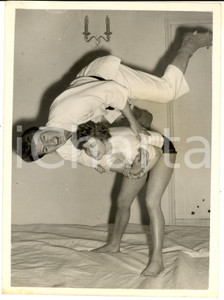 1954 LONDON Shani WALLIS throwing Joe ROBINSON during a judo demonstration Photo Fotografia d'epoca con didascalia coeva al verso.  CONDIZIONI: G (ma lieve sovraimpressione) FORMATO:  15x20 cm     originale e autentica 1