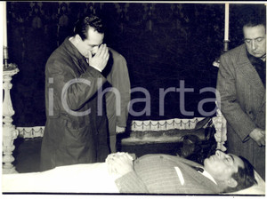 1960 TORTONA Campione Antonio MASPES visita la salma di Fausto COPPI *Foto 18x13 Fotografia d'epoca con didascalia coeva.   CONDIZIONI: G FORMATO: 18x13 cm      originale e autentica 1