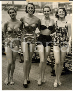 1951 LONDON Mannequins displaying of latest swimsuits on "Royal Princess" Photo Fotografia d'epoca.  CONDIZIONI: GFORMATO: 13x16 cm    originale e autentica 1