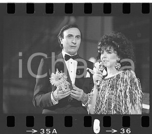 1984 FESTIVAL SANREMO Pippo BAUDO con FIORDALISO 2 NEGATIVO ORIGINALE Negativo originale in bianco e nero (su pellicola), in formato 35mm CONDIZIONI: FAIRE' severamente vietata la riproduzione. Tutti i diritti sono riservati. ICharta mette in vendita, sul negozio eBay e in esclusiva sul sito "icharta" il proprio archivio composto da numerose diapositive e negativi fotografici d'epoca, tutti originali e autentici, che attraversano la storia del costume italiano tra gli la fine degli anni Sessanta e Novanta.Si tratta di uno sguardo inedito sull'attualità, la politica, la vita quotidiana, il gossip e la cultura, che fotografa il cambiamento della nazione in quest'ultimo scorcio del XX secolo. Un'occasione unica per il mercato del collezionismo, che vede finalmente disponibile un archivio eccezionale per vastità, tematiche e condizioni, in un settore (il negativo fotografico e la diapositiva) di assoluta novità e dalle interessanti prospettive di investimento. FAIR/discreto   originale e autentica 1