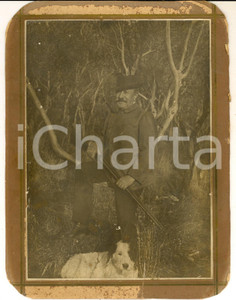1920 ca ITALIA Ritratto di un cacciatore con il suo cane *Foto DANNEGGIATA 16x20 Fotografia d'epoca, su cartoncino rigido. CONDIZIONI: VERY POOR (fotografia in buone condizioni, ma abrasioni al cartoncino e margini smussati; piegatura verticale al cartoncino) FORMATO: 16x20 cm    originale e autentica 1