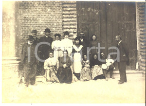 1900 ca ITALIA Ritratto di famiglia presso antico edificio - Foto VINTAGE 17x12 Fotografia d'epoca. CONDIZIONI: FAIR (lievi danni da umidit&agrave;)FORMATO: 17x12 cm    originale e autentica 1