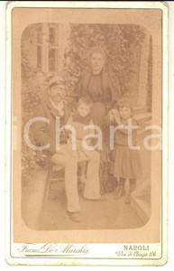 1890 ca NAPOLI Ritratto di famiglia in giardino *Foto Francesco DE MARCHIS 14x22 Fotografia d'epoca, su cartoncino rigido. CONDIZIONI: FAIR (lieve scollamento e umidit&agrave; al cartoncino)FORMATO: 14x22 cm    originale e autentica 1