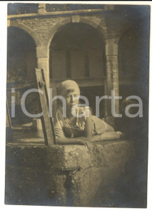 1910 ca ITALIA Ritratto di giovane donna presso il pozzo di un monastero - Foto 