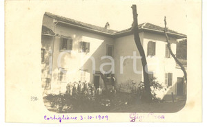 1909 CORTIGLIONE Ritratto di famiglia in cortile - Fotocartolina
